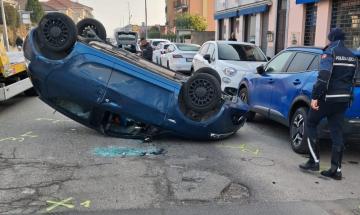 Vigevano, utilitaria si ribalta in corso Milano