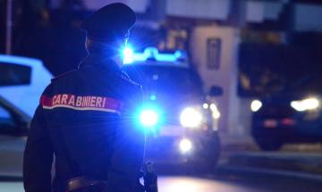 Abbatte con il furgone il cartello e lo lascia in mezzo alla strada: auto lo centra nella notte