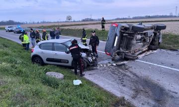 Frontale a Mede: pick-up si ribalta, due feriti