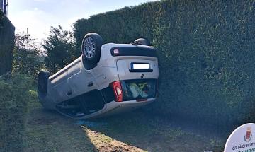 Vigevano: si ribalta con l&rsquo;utilitaria in mezzo alla rotonda