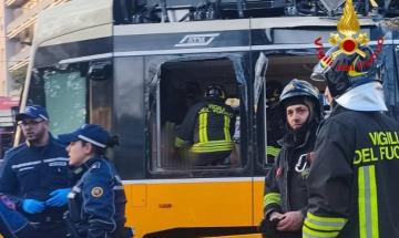Tram deragliato a Milano, il conducente non risponde ai pm. Il suo avvocato: &laquo;Non era al telefono al momento dell&rsquo;impatto&raquo;