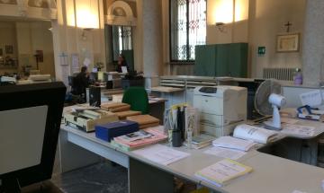 Il Pnrr ai saldi di fine stagione: fondi a pioggia ai Comuni per scrivanie e armadi