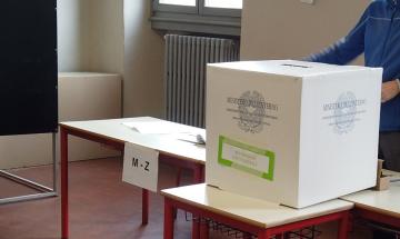 Strappati nella notte a Garlasco i manifesti elettorali per il No