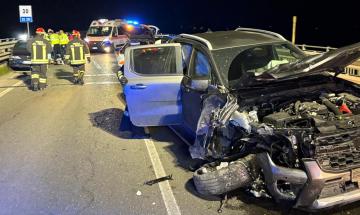 Investiti mentre spingevano l&rsquo;auto rimasta senza benzina sul ponte del Po: tre uomini feriti tra Lombardia e Piemonte