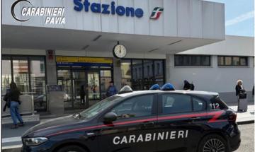 Fugge in bici al controllo dei carabinieri. Poi nasconde l&rsquo;hashish nelle scarpe