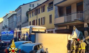 Pullman con studenti coinvolto in incidente a Stradella: cinque feriti lievi