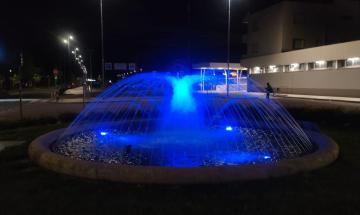 La fontana si tinge di blu per la Giornata mondiale della consapevolezza sull&rsquo;autismo
