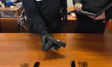 Guida senza patente a Vigevano, &egrave; recidivo, e nel bagagliaio ha una pistola con 12 proiettili