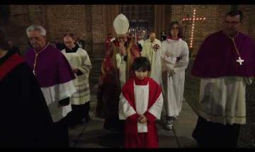 Pasqua: la processione a Vigevano con la statua del Cristo morto