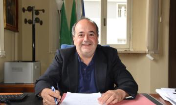 Polemiche dopo l&rsquo;ordinanza anti bivacchi, il sindaco di Gambol&ograve; interviene