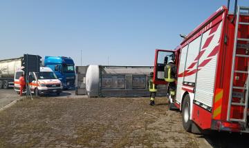 Camion si ribalta alla rotonda di Gropello. Soccorso il giovane autista