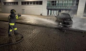 Vigevano: auto in fiamme in corso Novara. Intervengono i vigili del fuoco