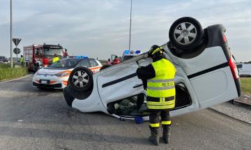 Furgone si ribalta a Breme: tre feriti, interviene l'elisoccorso