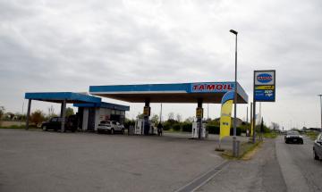 Tagliano la colonnina ma suona l'allarme. I ladri fuggono a mani vuote