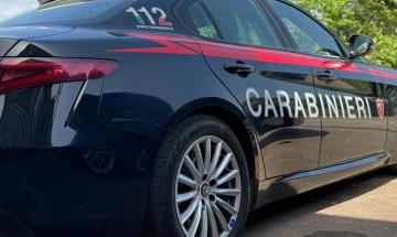 San Martino Siccomario, giovane ubriaco al centro commerciale aggredisce i carabinieri: fermato con lo spray al peperoncino