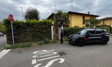 Tenta di forzare l&rsquo;ingresso di una casa: fermato dai carabinieri nella notte a Motta Visconti