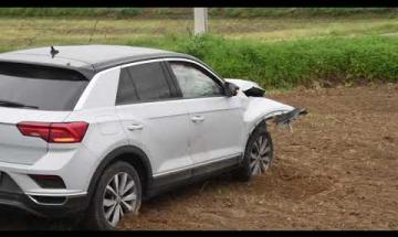 Vigevano: suv esce di strada e finisce in un campo