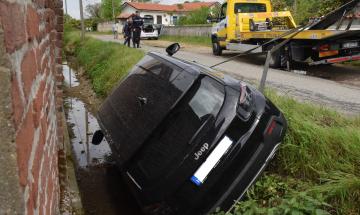 Incidente a Vigevano: suv esce di strada e rimane incastrato nel fosso