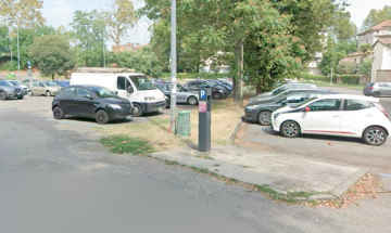 Accoltellato a Pavia in un parcheggio, muore poco dopo al pronto soccorso