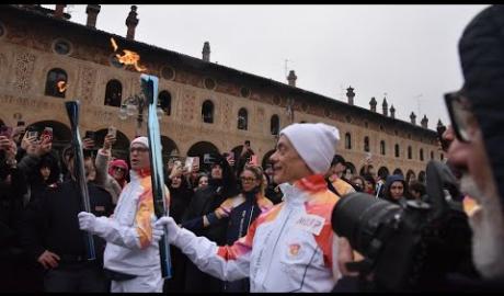 Il passaggio della fiaccola olimpica in piazza Ducale a Vigevano (foto e video J. Lattari)