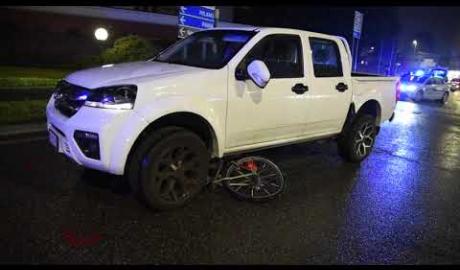 Vigevano, tredicenne in bicicletta rimane coinvolto in un incidente