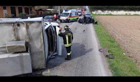 Schianto sul rettilineo tra Vigevano e Gambol&ograve; dopo un'invasione di corsia