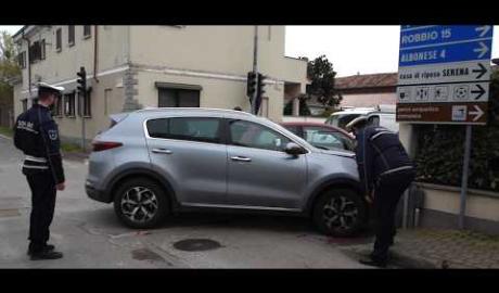 Cilavegna, schianto tra utilitaria e suv all'incrocio: due feriti