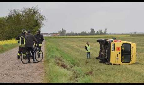 Cassolnovo: scuolabus si ribalta in un campo. Soccorsi i nove ragazzi a bordo