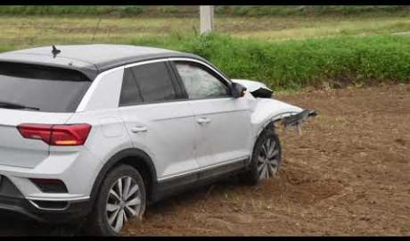 Vigevano: suv esce di strada e finisce in un campo