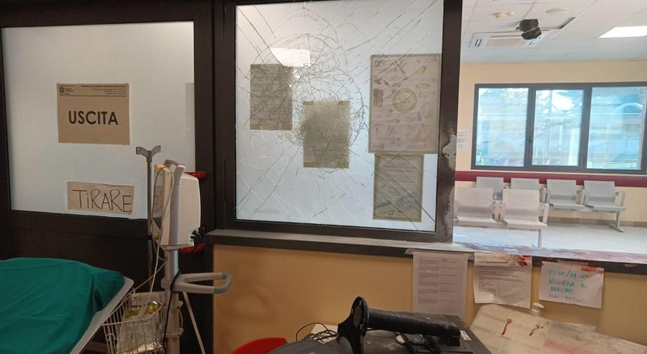 Pronto soccorso distrutto, ecco cos'è successo. Accessi bloccati per ore, il malvivente voleva saltare la fila