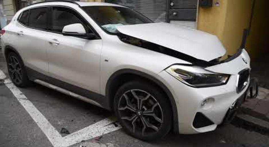 Vigevano, perde il controllo e urta un&rsquo;auto in sosta