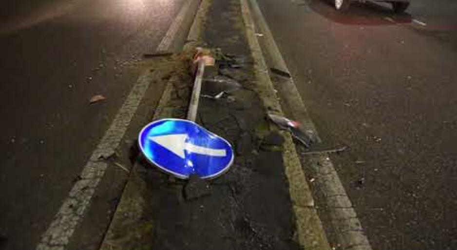 Vigevano, abbatte con l&rsquo;auto il cartello sullo spartitraffico di corso Argentina
