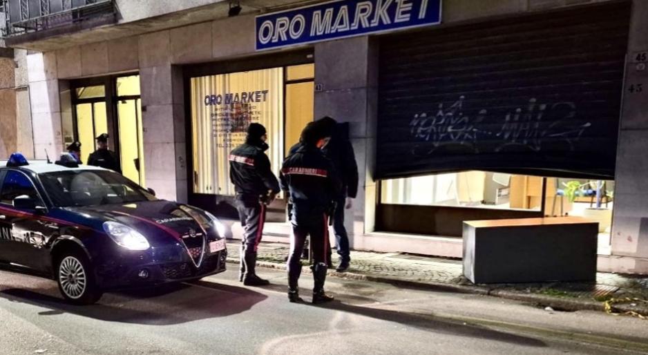 Garlasco, furto sventato: i ladri abbandonano la cassaforte con oro e contanti davanti al negozio