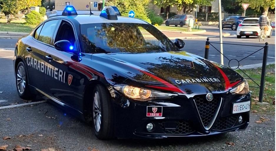 Il proprietario vede i ladri in casa dal telefono e d&agrave; l&rsquo;allarme: arrestato uno dei due