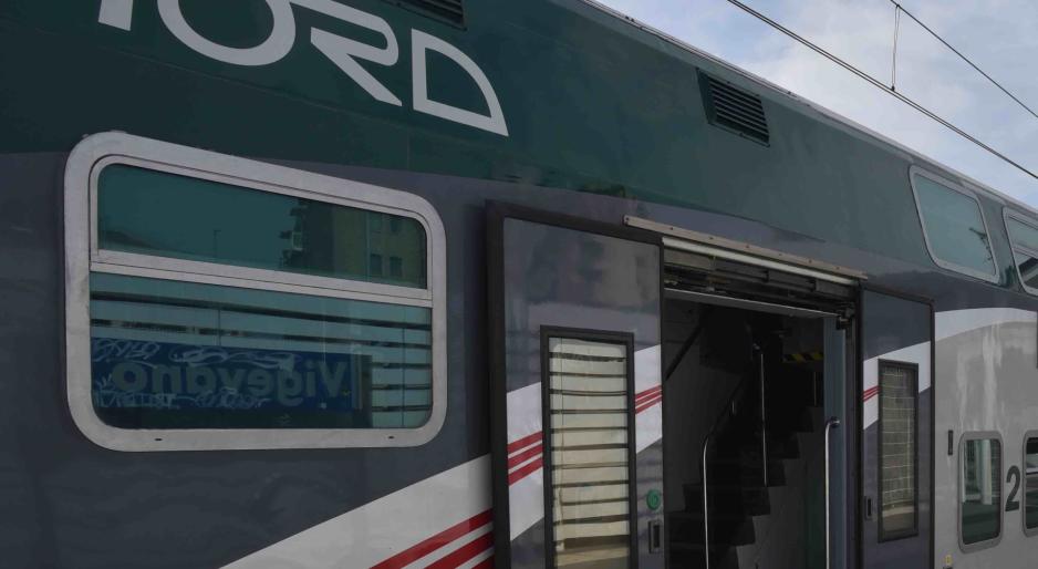 Treno investe un'auto ad Abbiategrasso. Tre feriti lievi. Circolazione in tilt