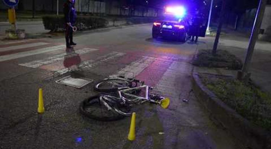 Vigevano, ciclista investito in viale Petrarca: &egrave; gravissimo. Intubato ed elitrasportato al San Matteo