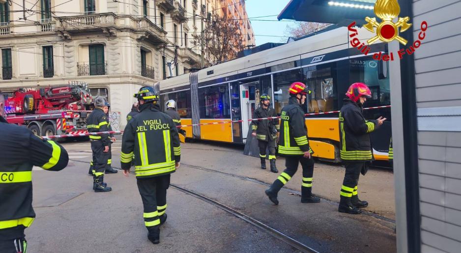 Tram deraglia a Milano: due morti e 38 feriti. Una vittima di Vigevano