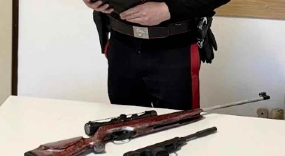 Mortara, minaccia il vicino di casa con la pistola e fa partire un colpo