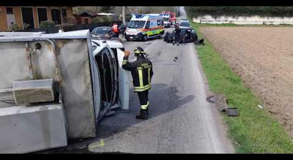 Schianto sul rettilineo tra Vigevano e Gambol&ograve; dopo un'invasione di corsia