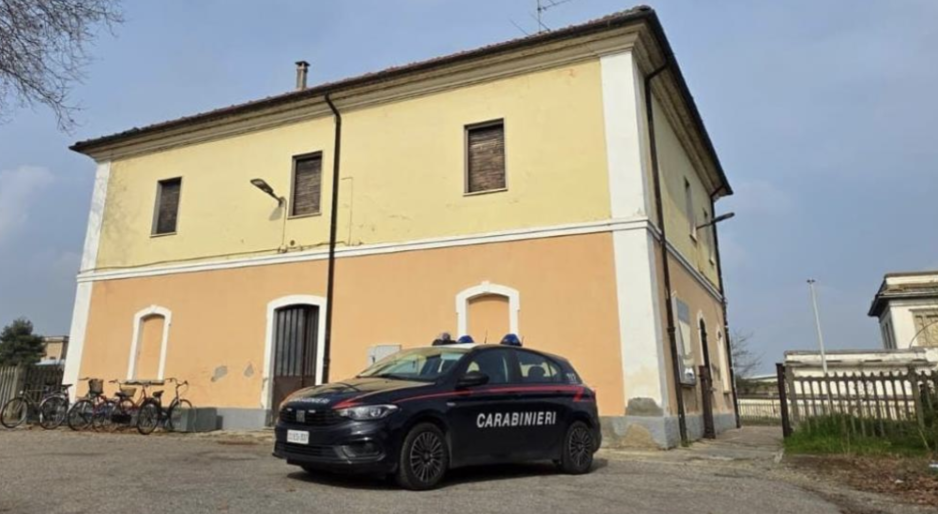 Viaggia senza biglietto e non vuole scendere: multato e denunciato