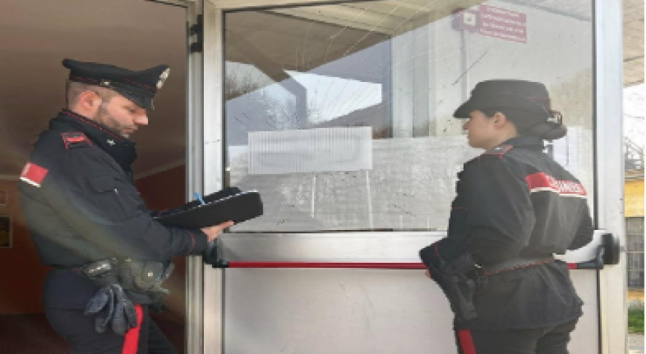 Mortara, danneggia un'auto parcheggiata e i vetri della palestra comunale: arrestato