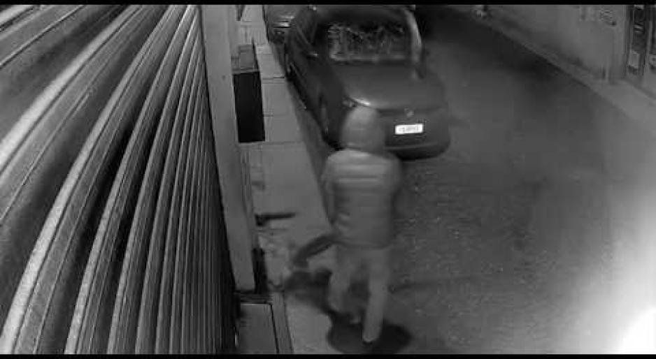 Il video mostra due persone accanirsi contro un&rsquo;auto parcheggiata in via Riberia