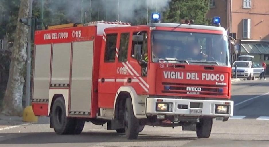 Giornata difficile per il forte vento. In Lomellina bruciano sterpaglie e si piegano pali a bordo strada