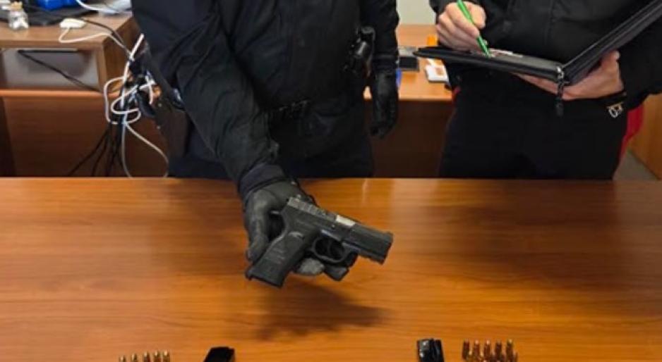 Guida senza patente a Vigevano, &egrave; recidivo, e nel bagagliaio ha una pistola con 12 proiettili