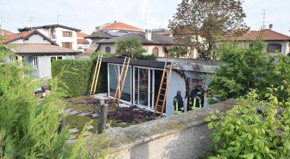 Vigevano, esplodono le bombole del barbecue: un ferito