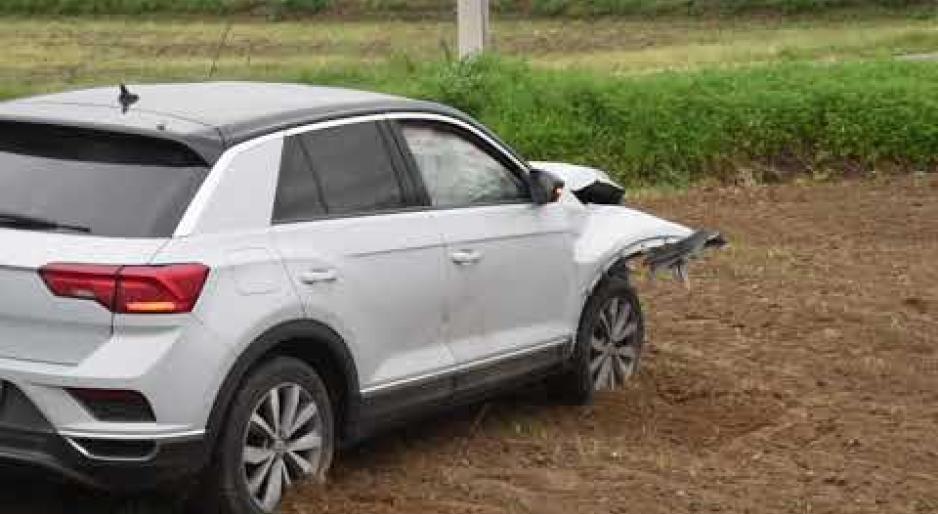 Vigevano: suv esce di strada e finisce in un campo