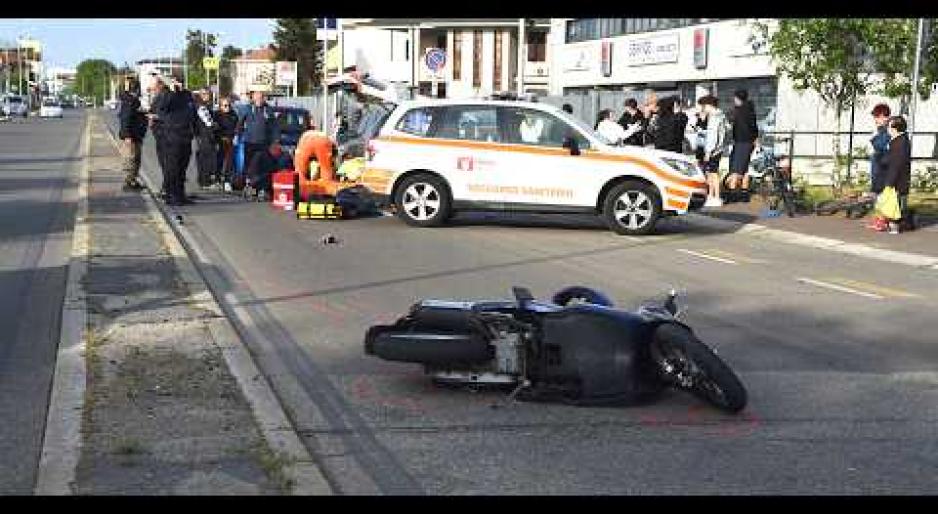 Gravissima la 31enne rimasta coinvolta in un incidente in corso Brodolini
