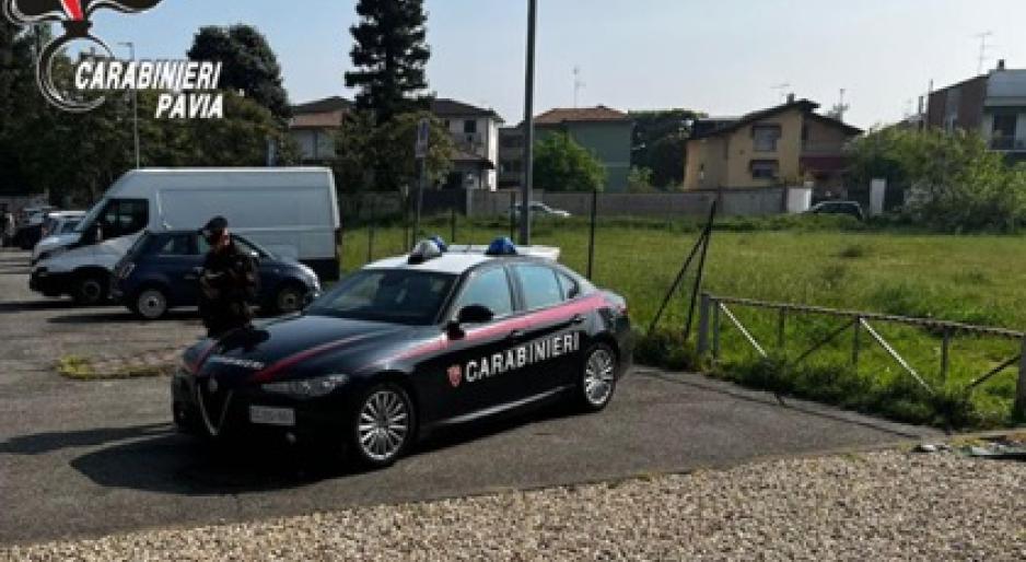 A torso nudo nel parcheggio minacciava il suicidio. I carabinieri hanno sventato il gesto